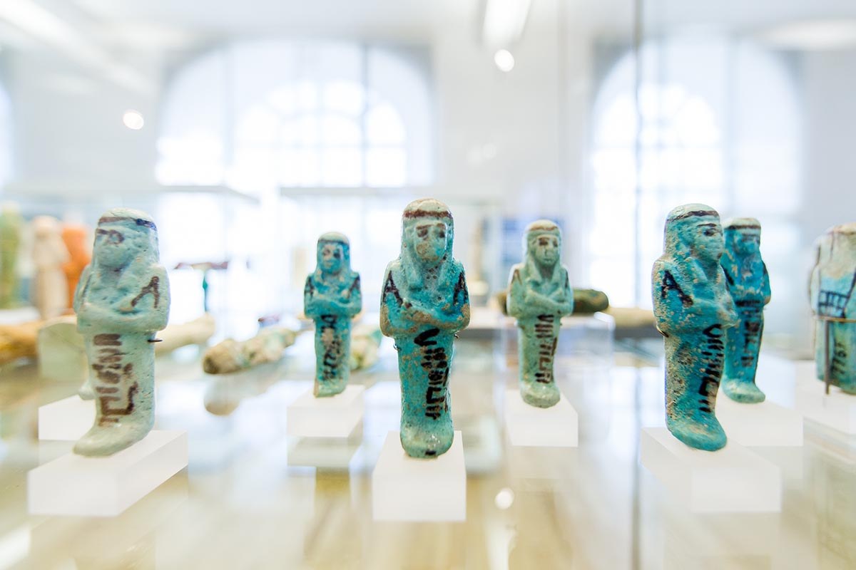 Es sind Figuren in einem Museum zu sehen.